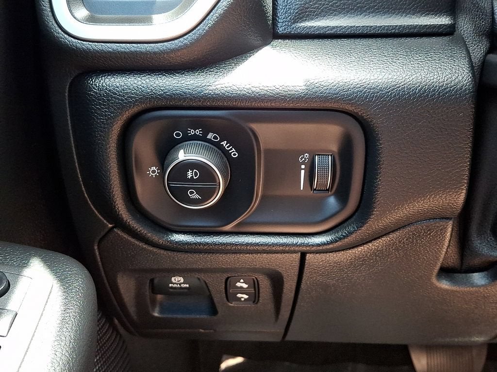 2021 RAM 1500 Big Horn Crew Cab 4x4 5'7" Box
